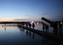 podopieczni idą nad jezioro, pływać łodziami z kartonu