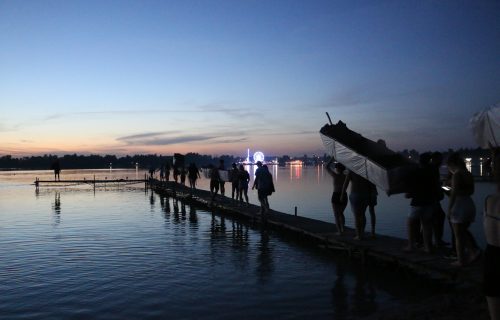 podopieczni idą nad jezioro, pływać łodziami z kartonu