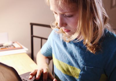 zdenerwowana dziewczynka uczy się przy laptopie