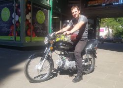 podopieczny realizuje swoją pasję, jazdę na motocyklu