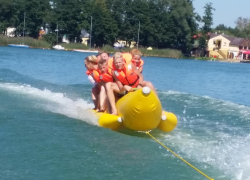 podopieczni fundacji w czasie obozu - zabawy w wodzie