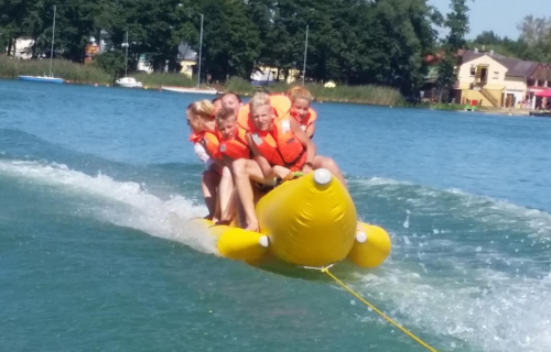 podopieczni fundacji w czasie obozu - zabawy w wodzie