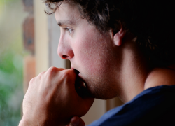 Młody chłopak w trudnej sytuacji