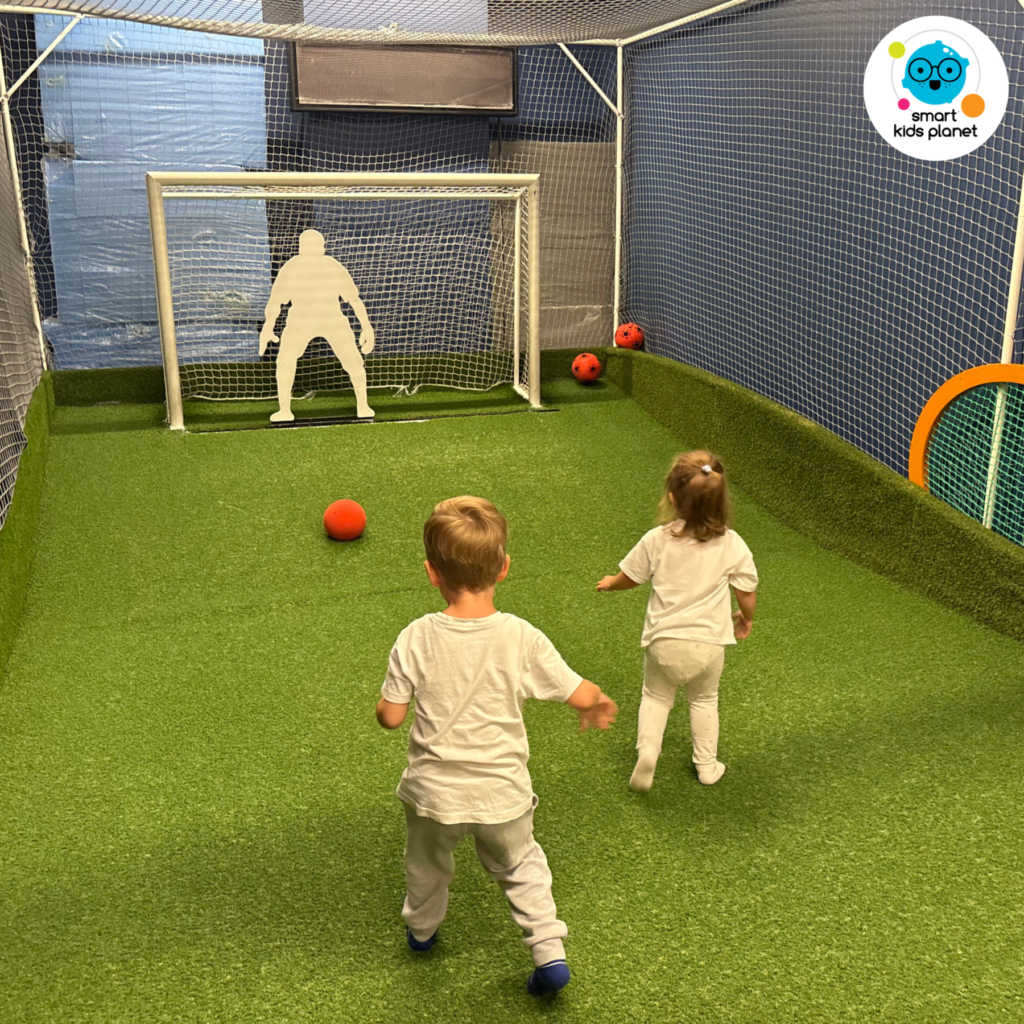 Dwoje dzieci strzelają do bramki